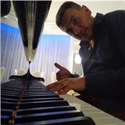 Insegnante di musica, pianoforte e tastiere, chitarra, propedeutica musicale per bambini, teoria musicale, Solfeggio e armonia